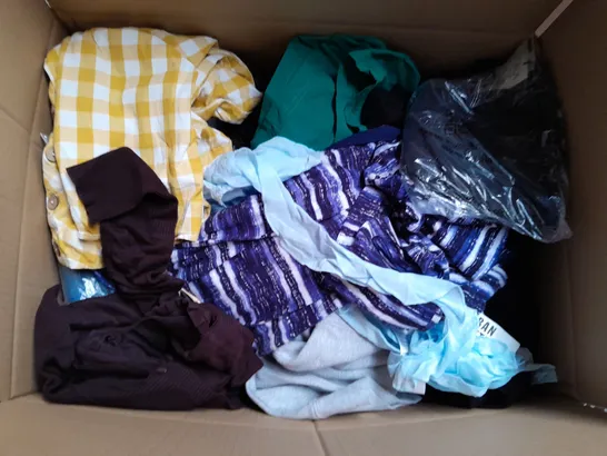 BOX OF APPROXIMATELY 25 ASSORTED CLOTHING ITEMS TO INCLUDE - T-SHIRT , DRESSES , JEANS , ETC 