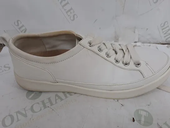 BOXED VIONIC LACE UP TRAINERS IN WHITE LEATHER - UK 5.5