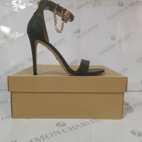 BOXED PAIR OF MICHAEL KORS HAMILTON HEELED SANDALS IN GREEN US SIZE 8M