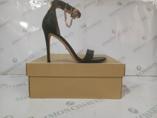 BOXED PAIR OF MICHAEL KORS HAMILTON HEELED SANDALS IN GREEN US SIZE 8M