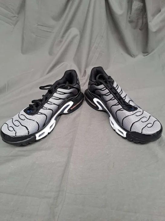 PAIR OF NIKE TRAINERS IN BLACK/WHITE SIZE 9