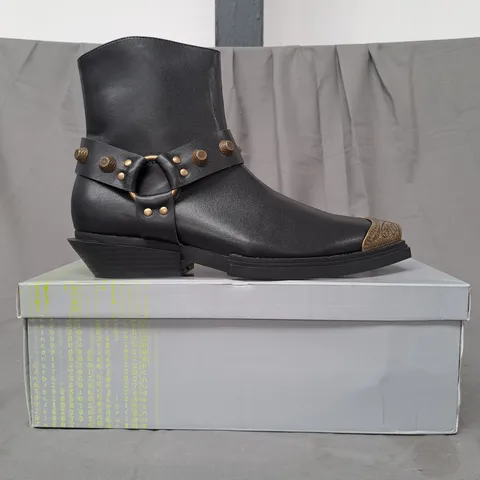 BOXED PAIR OF KOI SOUL RENDER COWBOY BOOTS IN BLACK/BRONZE EFFECT UK SIZE 9