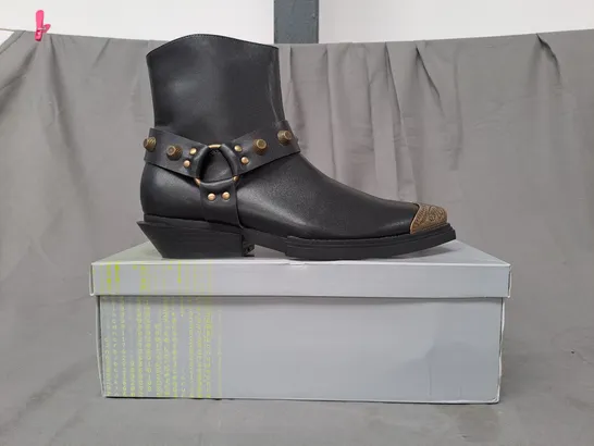 BOXED PAIR OF KOI SOUL RENDER COWBOY BOOTS IN BLACK/BRONZE EFFECT UK SIZE 9