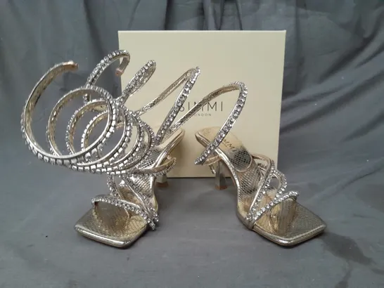 BOXED PAIR OF SIMMI LONDON ALIAS-2 OPEN TOE HEELED SANDALS IN METALLIC GOLD W. JEWEL EFFECT UK SIZE 3