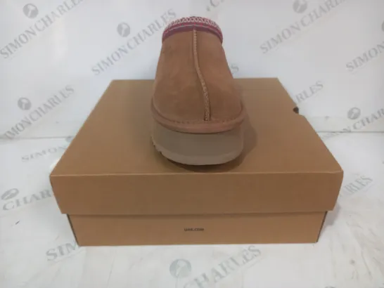 BOXED PAIR OF UGG WTAZZ SHOES IN CHESTNUT UK SIZE 5