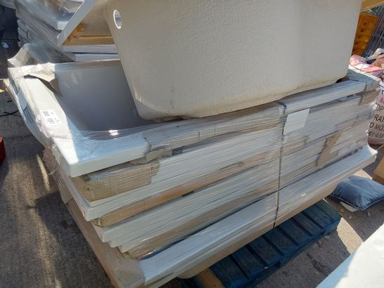 PALLET OF APPROXIMATELY 12 ASSORTED BATHS, INCLUDING P SHAPED SHOWER BATH