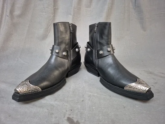 BOXED PAIR OF KOI SOULRENDER MEN'S HARDWARE COWBOY BOOTS IN BLACK/ANTIQUE SILVER UK SIZE 7