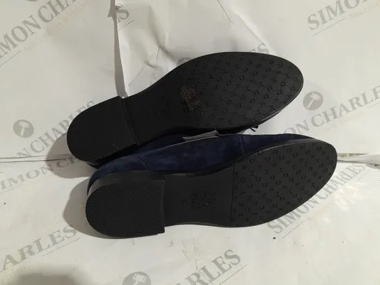 PAIR OF MODA IN PELLE ENLEENA WIDE SUEDE LOAFERS IN NAVY SIZE 6