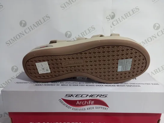 BOXED PAIR OF SKECHERS ARCHFIT HEELED OPEN TOE SANDALS - SIZE 7