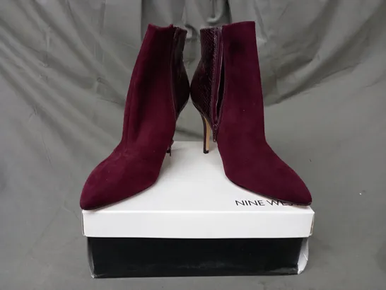 BOXED PAIR OF NINE WEST FLAGSHIP SYNTHETIC ANKLE BOOTS IN WINE SIZE 10