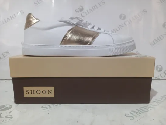 BOXED PAIR OF SHOON LACE UP TRAINERS IN WHITE/METALLIC GOLD SIZE 7