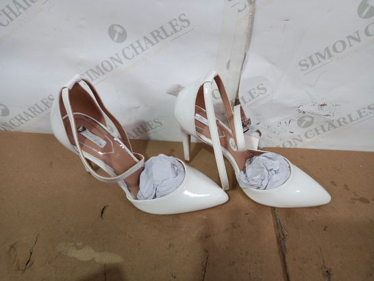 PAIR OF LITTLE MISTRESS WHITE HIGH HEELS SIZE 5