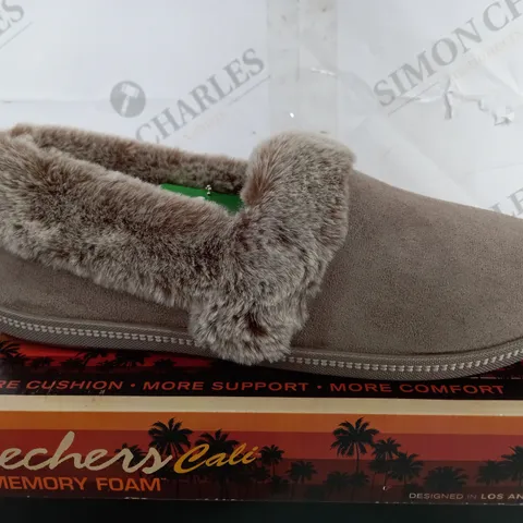 BOXED PAIR OF SKECHERS CALI COZY CAMPFIRE SLIPPERS IN DARK TAUPE - UK 8