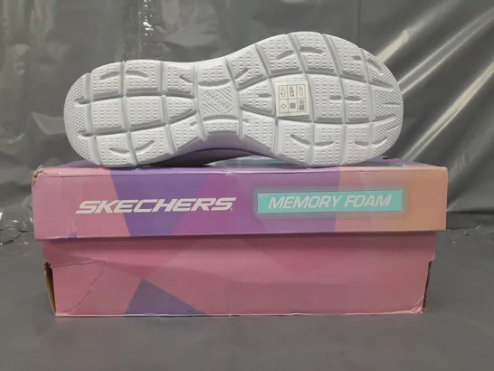 BOXED PAIR OF SKECHERS MEMORY FOAM TRAINERS IN WHITE UK SIZE 6