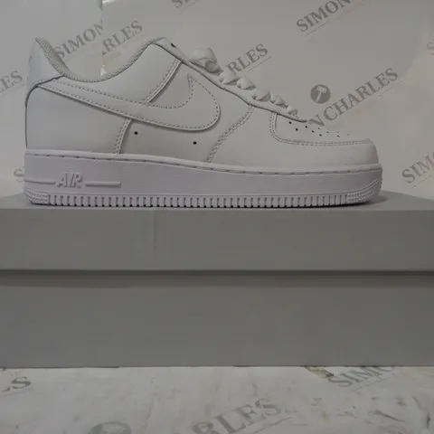 BOXED PAIR OF NIKE AIR FORCE 1 '07 SHOES IN WHITE UK SIZE 7