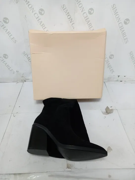 BOXED PAIR OF KNEE HIGH ZIP BLACK BOOTS SIZE 37