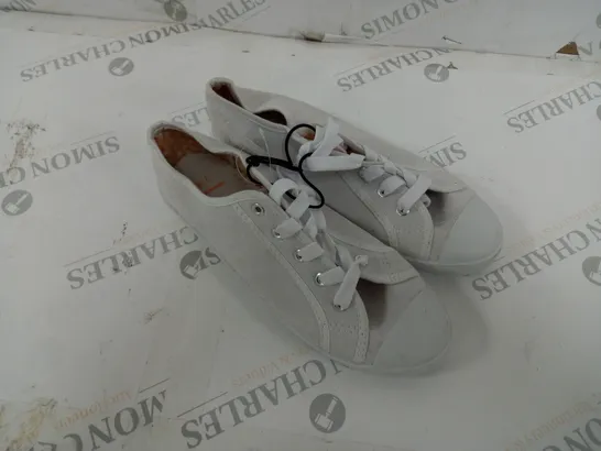 APPROXIMATELY 12 GEORGE SNEAKERS TO INCLUDE SIZES 6, 7