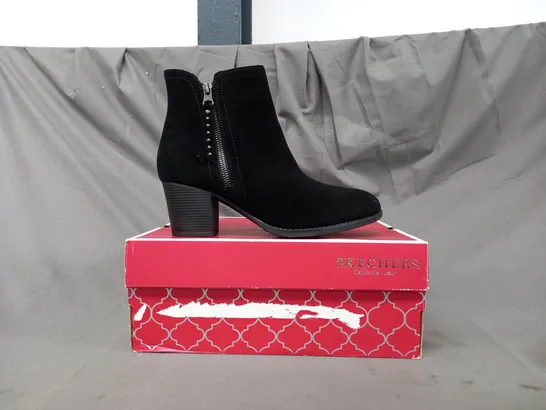 BOXED PAIR OF SKECHERS FAUX SUEDE BLOCK HEEL SHOES IN BLACK SIZE 6