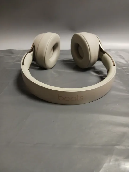 BEATS BY DRE BEIGE WIRELESS HEADPHONES. 