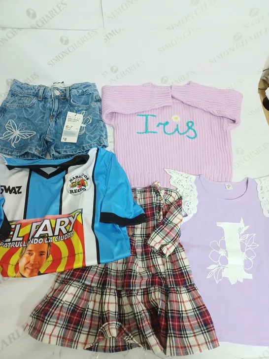 BOX OF APPROXIMATELY 35 ASSORTED KIDS CLOTHING ITEMS TO INCUDE - T-SHIRT , JUMPER , SHORTS ETC