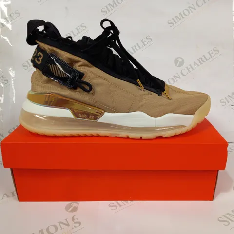 BOXED PAIR OF NIKE AIR MAX 000 23 SHOES IN GOLD COLOUR UK SIZE 8.5