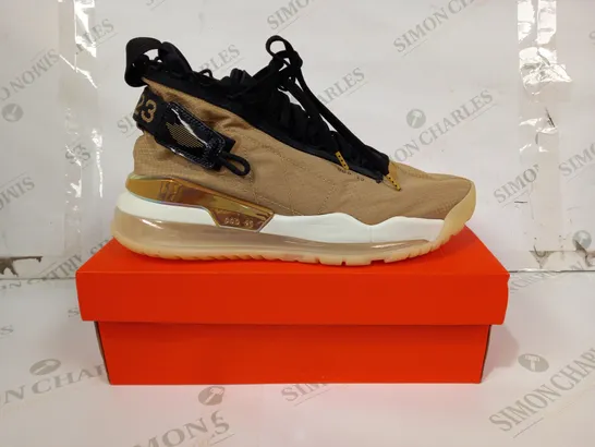 BOXED PAIR OF NIKE AIR MAX 000 23 SHOES IN GOLD COLOUR UK SIZE 8.5