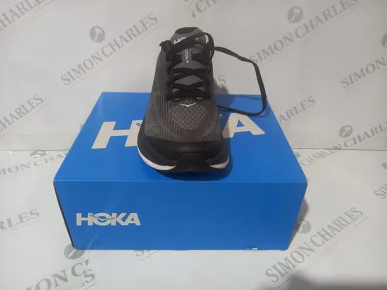 BOXED PAIR OF HOKA Y CLIFTON 9 YOUTH SHOES IN GREY UK SIZE 3.5