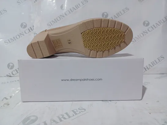 BOXED PAIR OF DREAMPAIRS BLOCK HEEL SLIP-ON SHOES IN NUDE UK SIZE 5.5