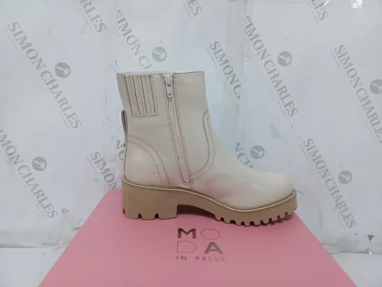 BOXED PAIR OF MODA IN PELLE ZIPSTER LEATHER BOOTS IN OFF WHITE SIZE 4