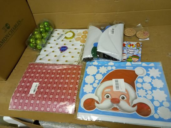 LOT OF ASSORTED CHRISTMAS ITEMS TO INCLUDE BAUBLES, CHRISTMAS STICKERS AND A FELT SNOWMAN