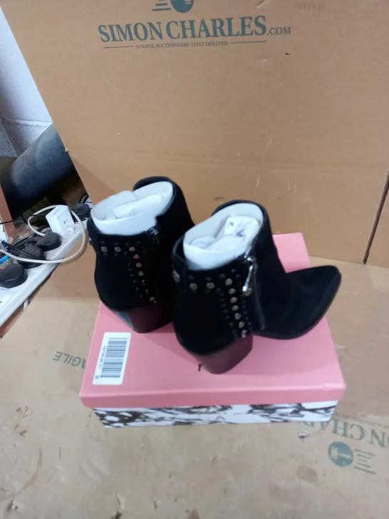 MODA STYLE BLACK BOOTS SIZE M 