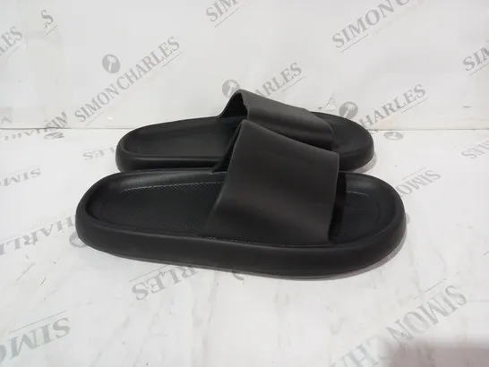 BLACK PLASTIC SLIDERS SIZE 10