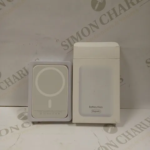 BOXED UNBRANDED MAGNETIC BATTERY PACK IN WHITE