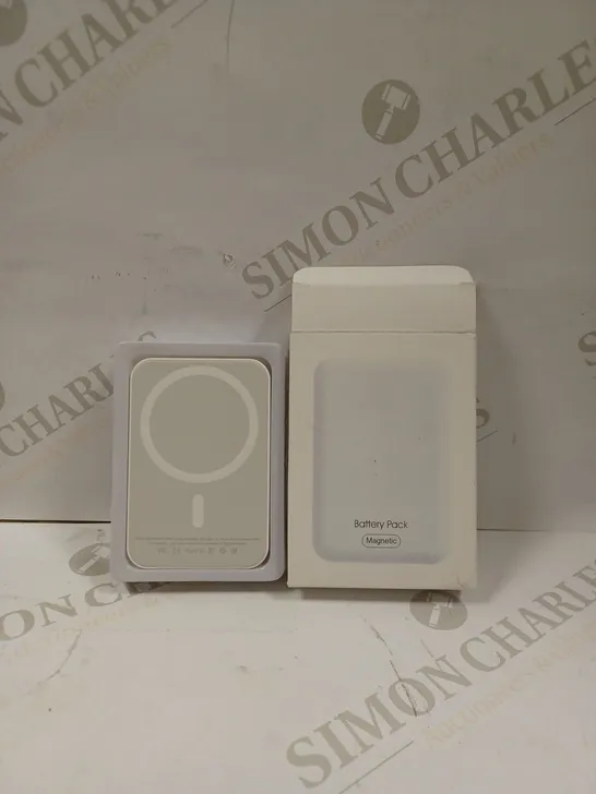 BOXED UNBRANDED MAGNETIC BATTERY PACK IN WHITE