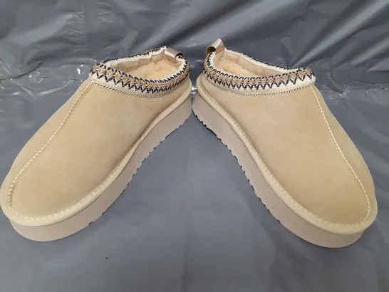 BOXED PAIR OF UGG SHOES IN BEIGE UK SIZE 7