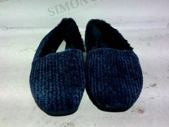PAIR OF SLIPPERS (NAVY BLUE, FLUFFY MATERIAL), SIZE 42 EU