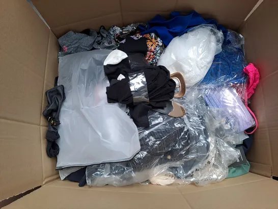 BOX OF APPROXIMATELY 20 ASSORTED CLOTHING AND FASHION ITEMS IN VARIOUS STYLES AND SIZES TO INCLUDE TOPS , DRESSES , JEANS , ETC