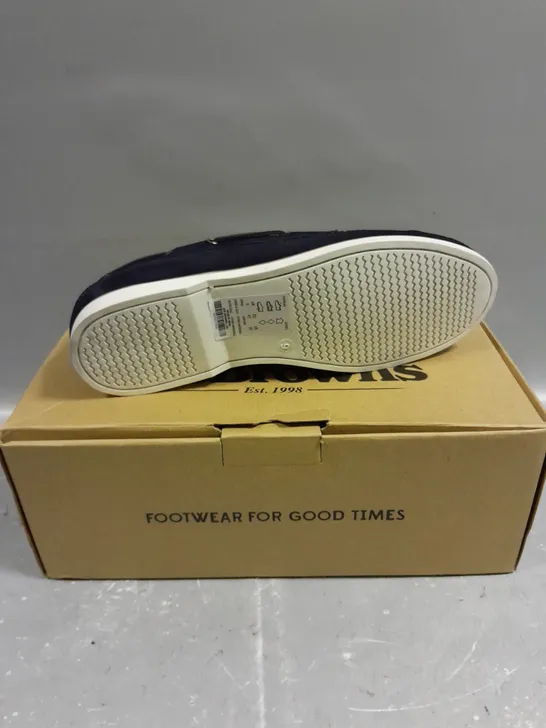 BOXED PAIR OF JOE BROWNS LACE UP SHOES IN NAVY - 9