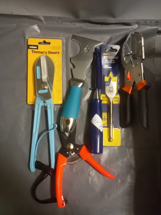 APPROXIMATELY 20 ASSORTED TOOLS IN VARYING STYLES 