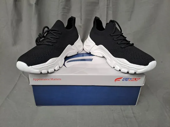 BOXED PAIR OF FINILY WARMUP SHOES IN BLACK/WHITE UK SIZE 5