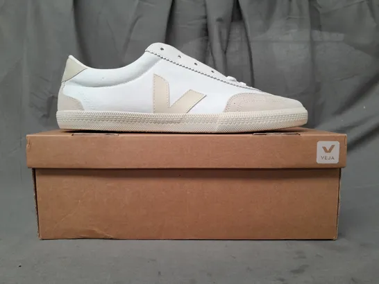 BOXED PAIR OF VEJA SHOES IN WHITE/BEIGE UK SIZE 11