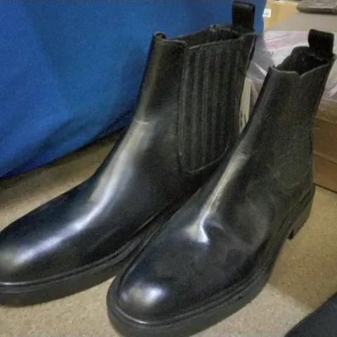 PAIR OF SIZE 36 WOMENS BLACK BOOTS