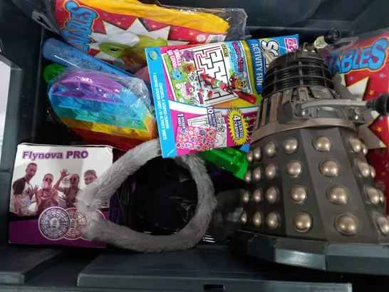 BOX OF APPROX 20 ASSORTED TOYS TO INCLUDE - KIDS CREATE 100 CRAFTS STICKS - ON THE GO SCENTOS ACTIVITY FUN - WESCO DALEKS ECT