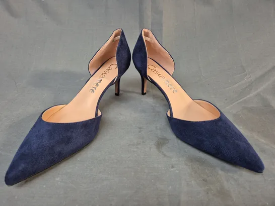 BOXED PAIR OF POINTED TOE HEELED SHOES IN NAVY EU SIZE 42.5