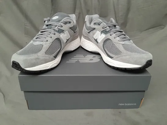 BOXED PAIR OF NEW BALANCE 2002R RUNNING TRAINERS IN GREY/WHITE UK SIZE 5.5