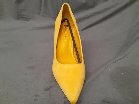 BOXED PAIR OF BIG TREE POINTED TOE HEELS IN YELLOW EU SIZE 39