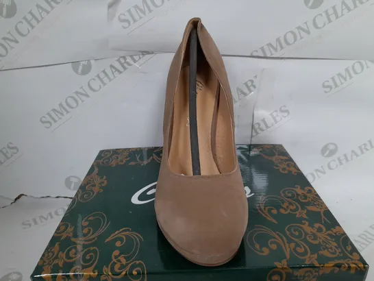 BOXED PAIR OF CLARAS CLOSED TOE THIN BLOCK HEELS IN CAMEL - SIZE 37