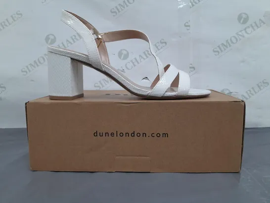 BOXED PAIR OF DUNE LONDON OPEN TOE BLOCK HEEL SANDALS IN WHITE SIZE 7