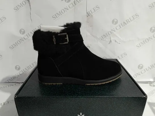 BOXED PAIR OF EMU AUSTRALIA MERAK SUEDE BOOTS IN BLACK SIZE 5