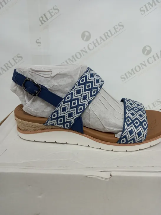 BOXED PAIR OF SKECHERS BEACH KISS OCEAN RUSH WEDGE SANDALS IN NAVY SIZE 5